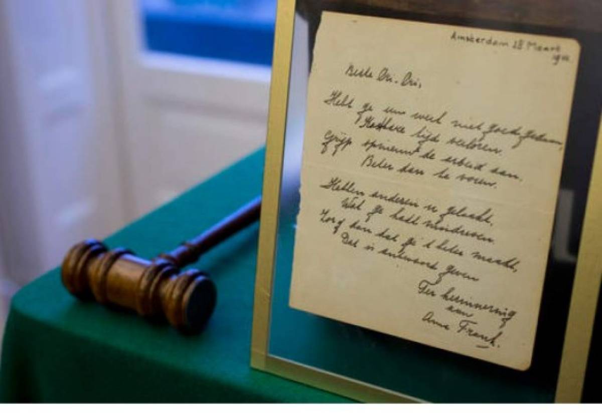 Venden poema firmado por Ana Frank por casi 150.000 dólares 