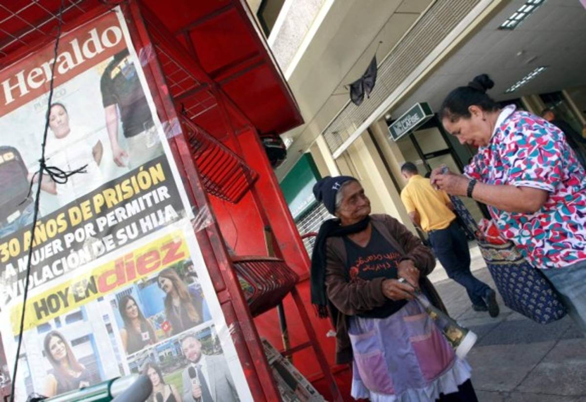 Canillitas celebran su día ejerciendo su labor