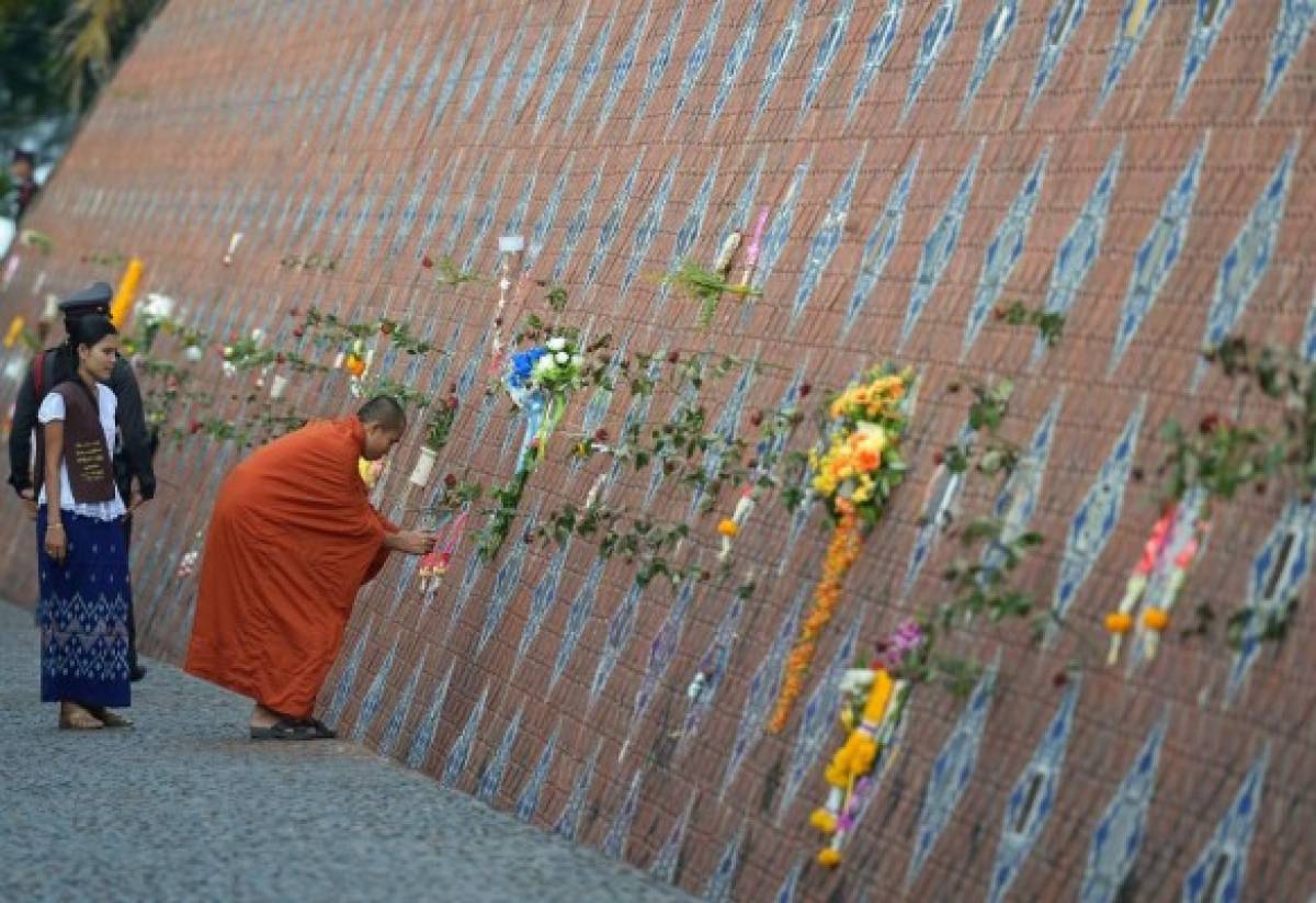Oraciones y lágrimas en conmemoraciones del tsunami de 2004
