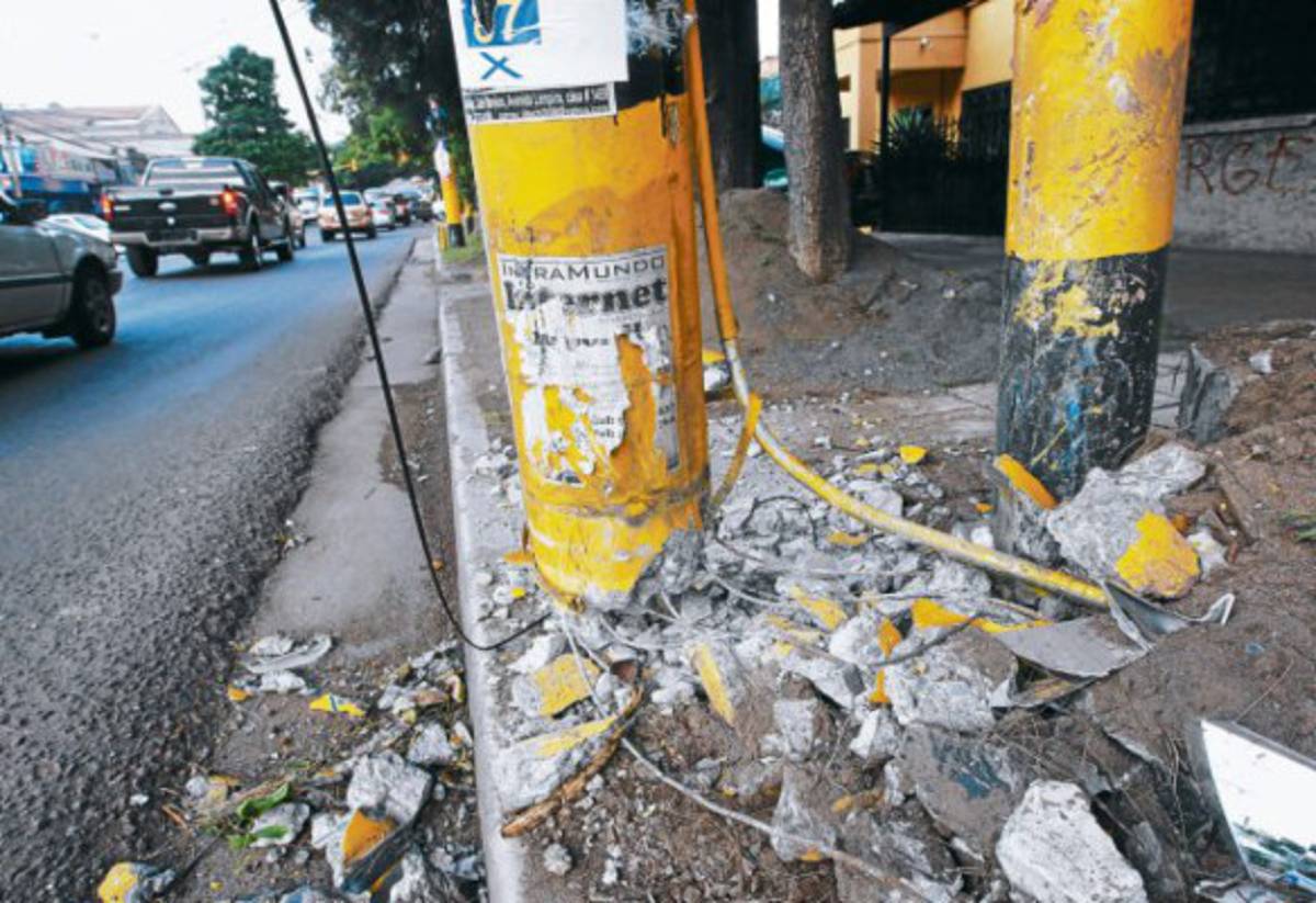 A punto de colapsar poste en la colonia Palmira