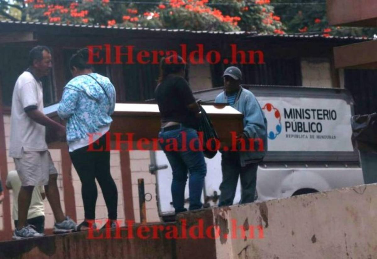 Familiares retiran cuerpos de tres de víctimas de la masacre en Comayagüela