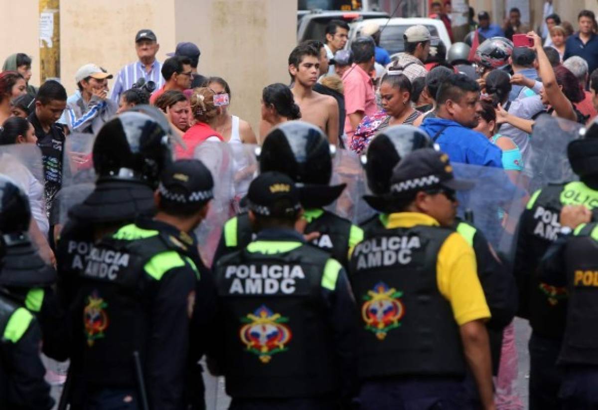 ﻿Heridos y mercancía dañada deja pleito entre vendedores y policías en la capital