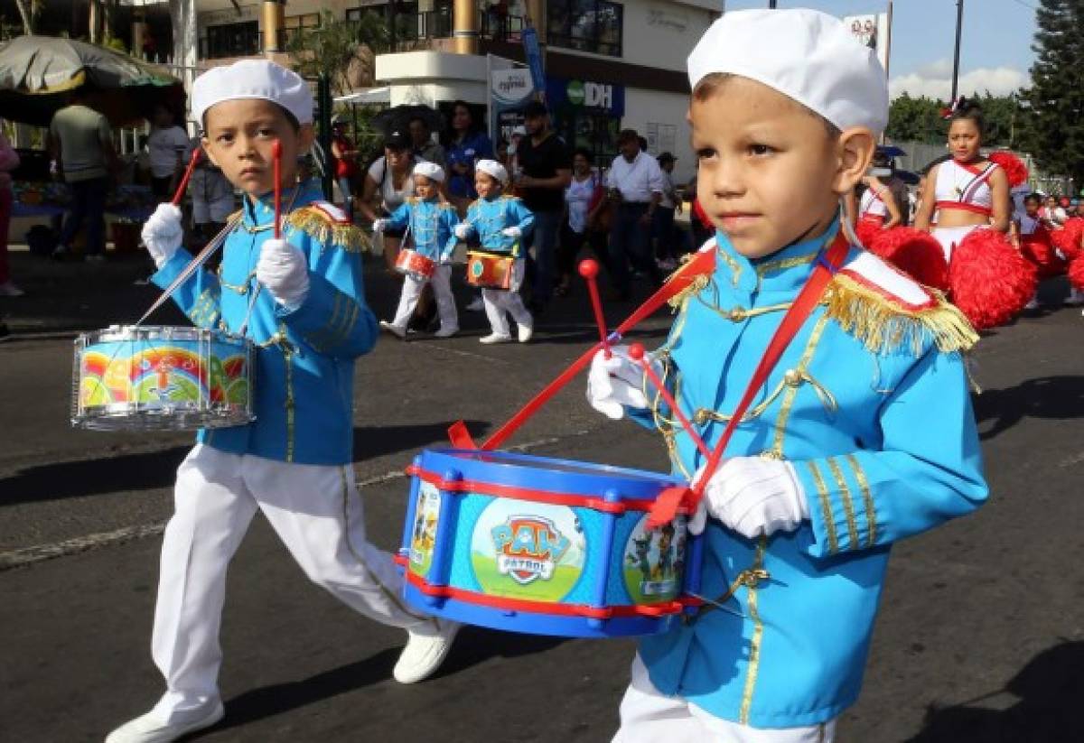 Escolares dan un colorido y fervoroso saludo a la Patria