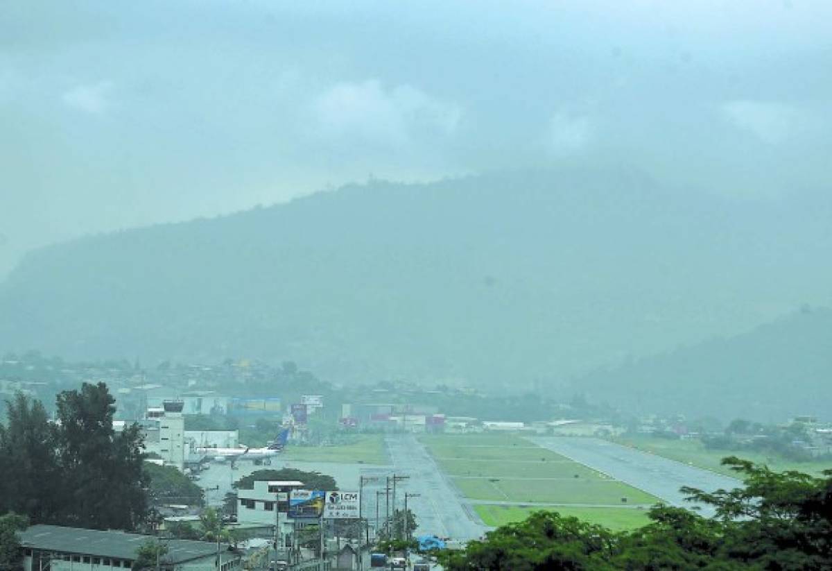 Los vuelos aéreos fueron suspendidos en el Aeropuerto Toncontín por la poca visibilidad.