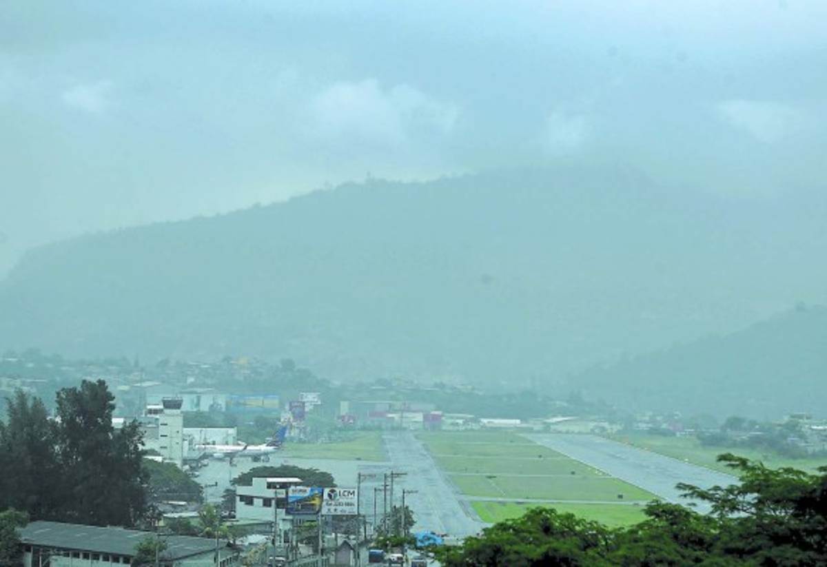 Los vuelos aéreos fueron suspendidos en el Aeropuerto Toncontín por la poca visibilidad.