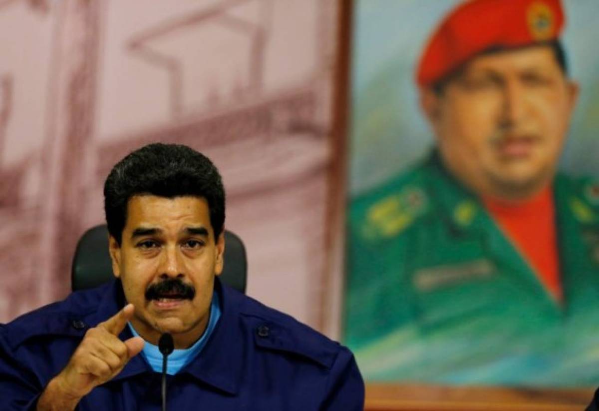 Maduro evalúa aumentar precio de la gasolina