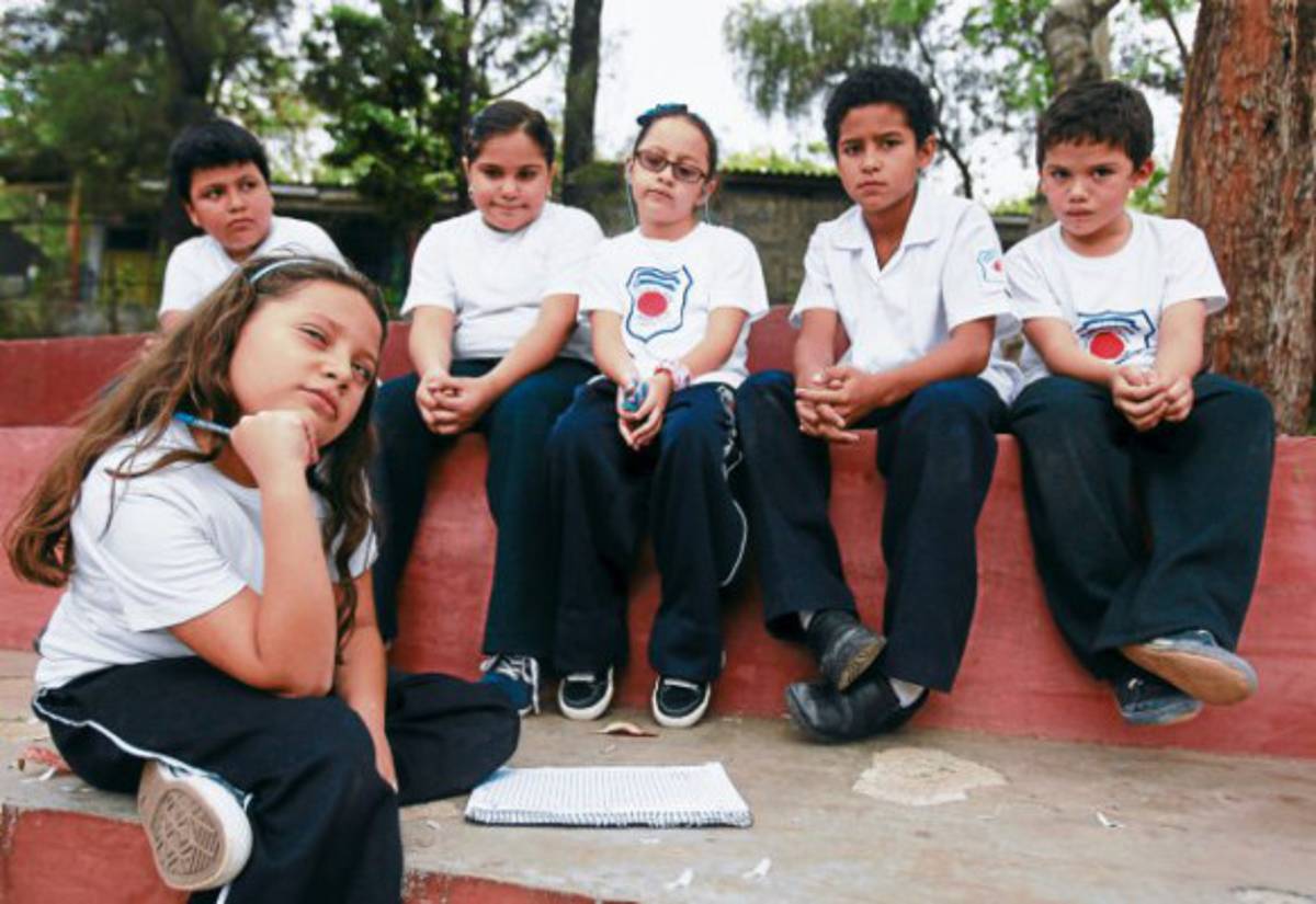 Inocencia infantil de la mano con la democracia
