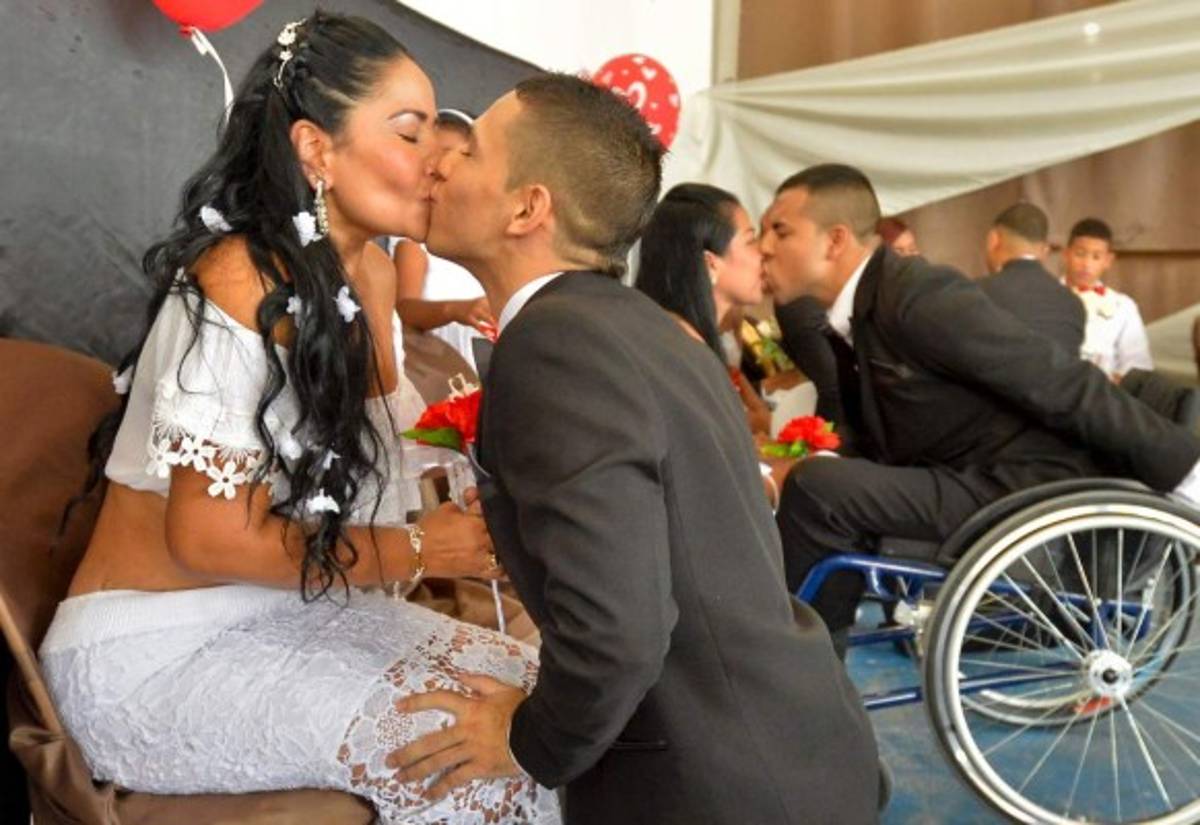 Boda colectiva en cárcel de Colombia: se casaron 17 presos