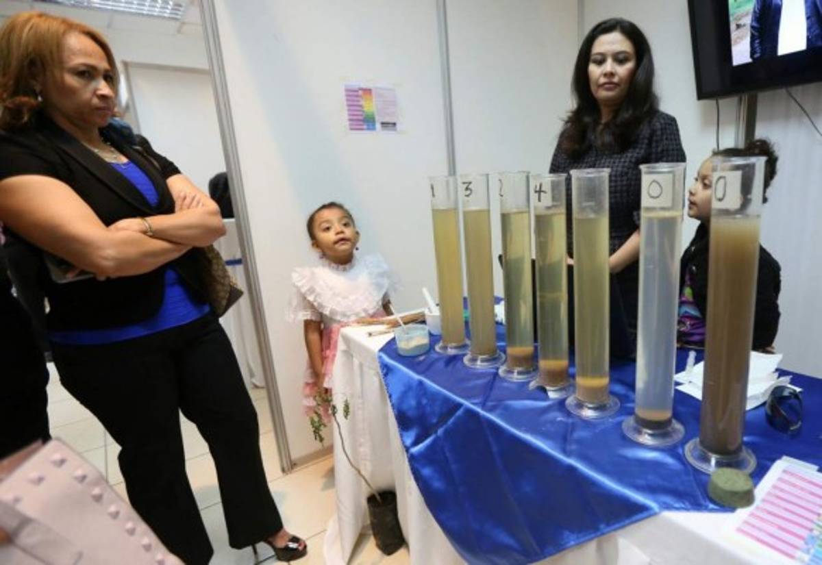 Entregan Premios Nacionales de Ciencia y Tecnología IHCIETI en Tegucigalpa