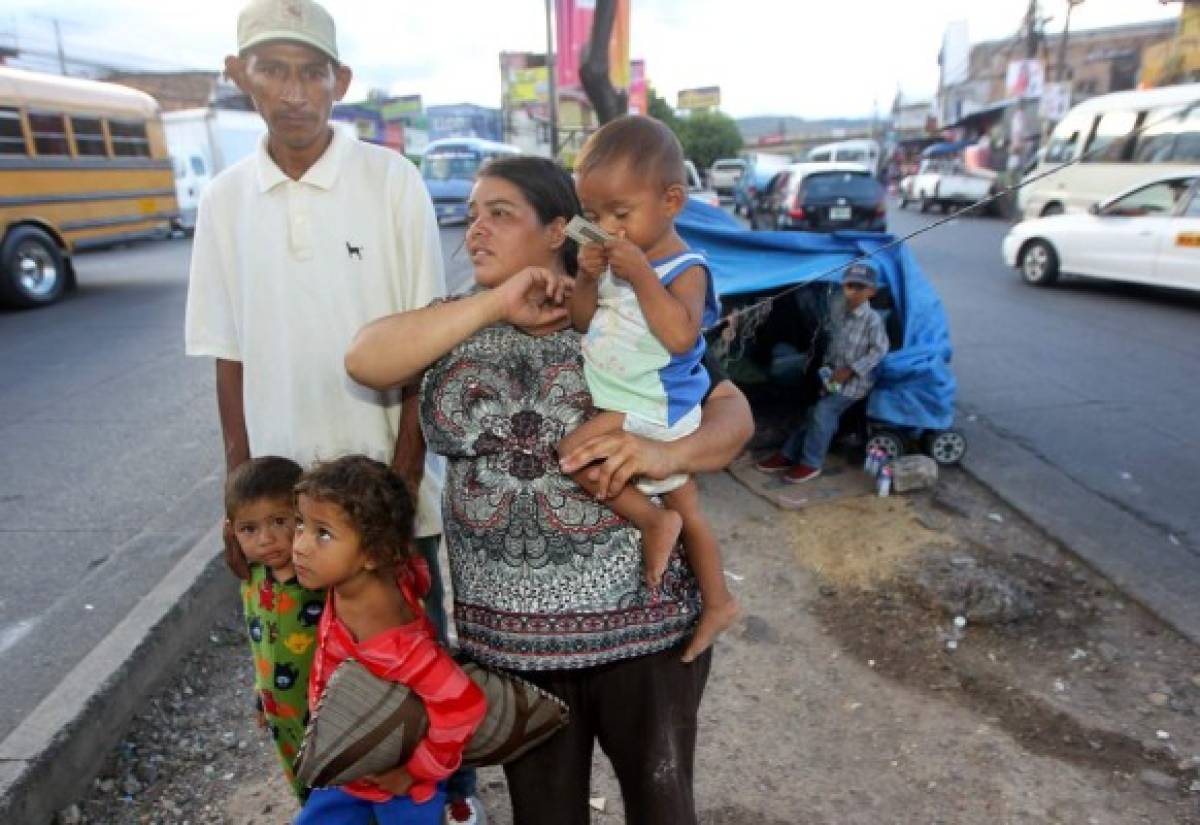 Familia vive en mediana del bulevar del Norte