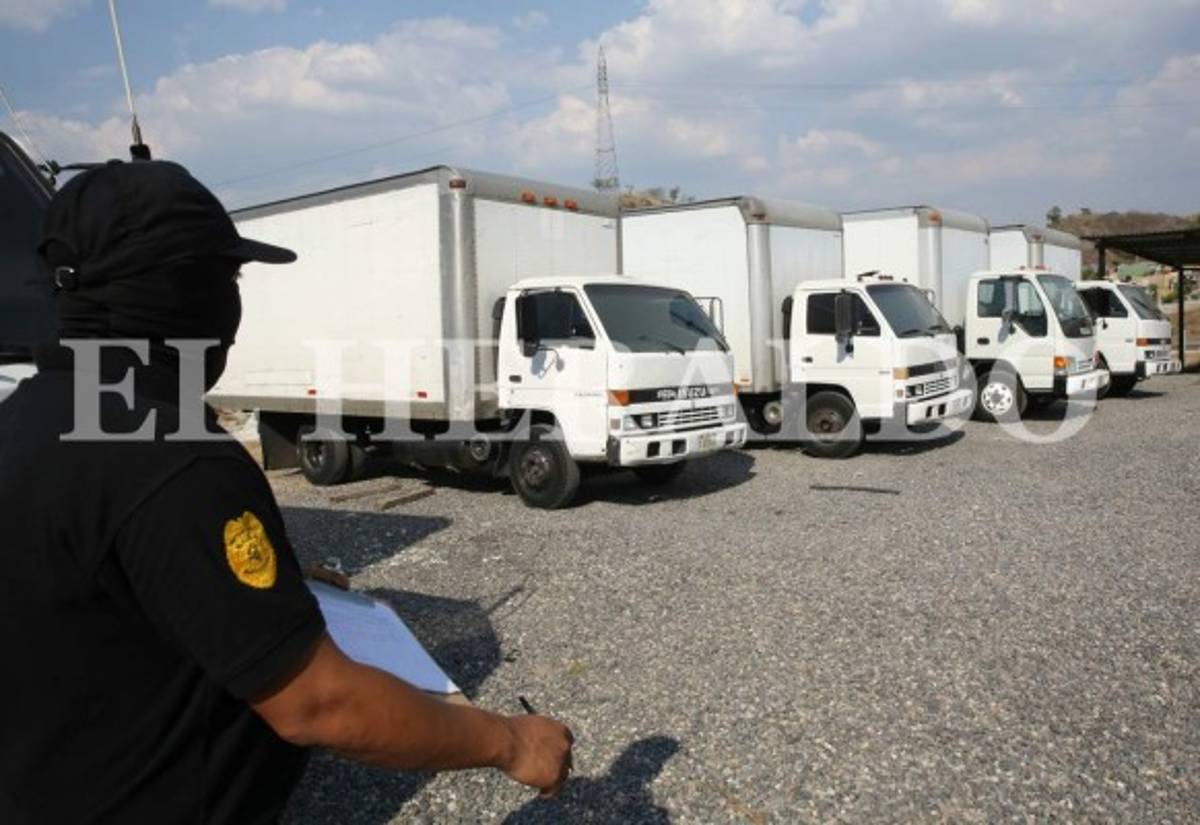 Aseguran flota de camiones y casas a sobrina del 'Gato Negro'