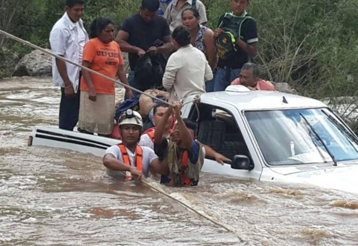 Rescatan a 13 hondureños varados en río