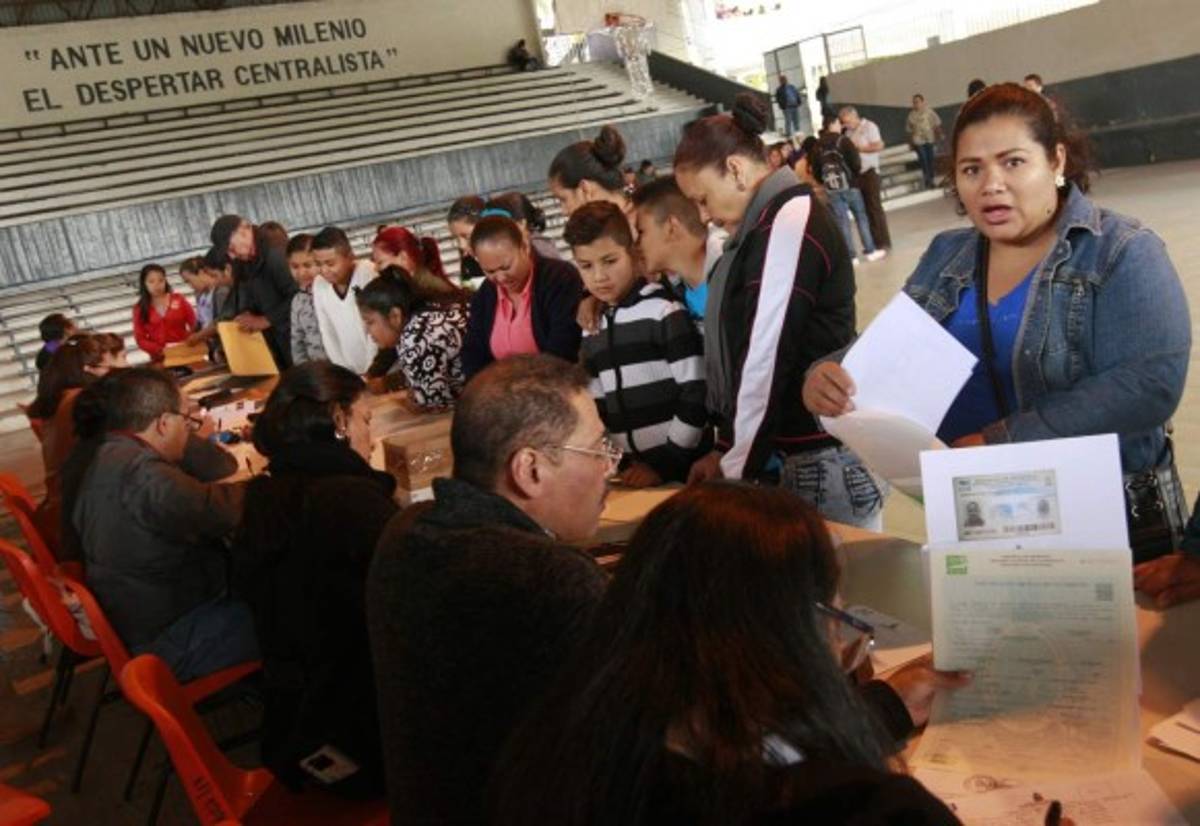 Abarrotados colegios de Honduras por alta demanda de cupos