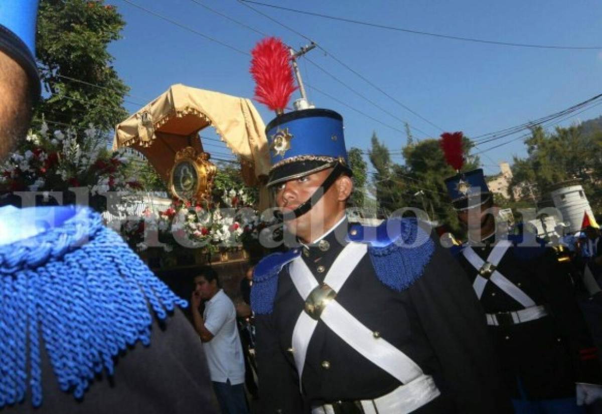 Como capitana nacional fue custodiada por cadetes de la Academia Militar de Honduras. Foto Johny Magallanes