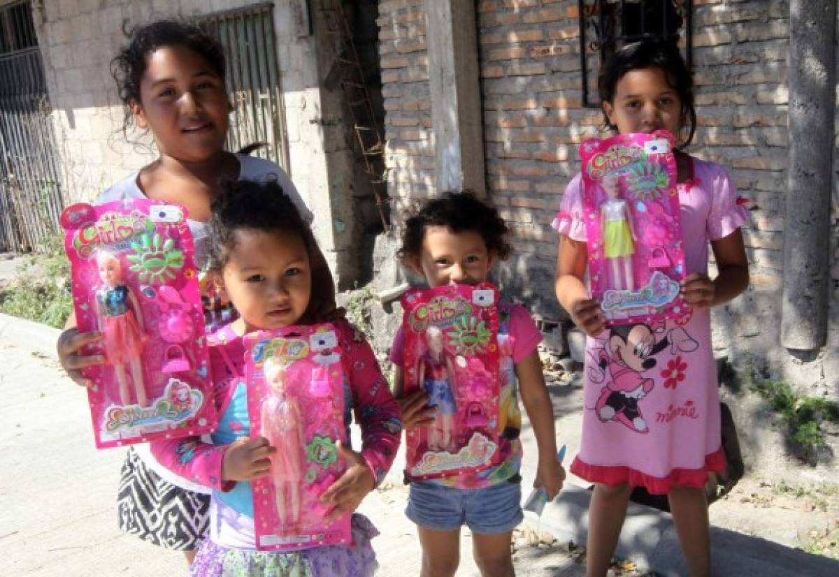 Obsequios llegan a manos de los niños de las faldas de Los Laureles en la capital de Honduras