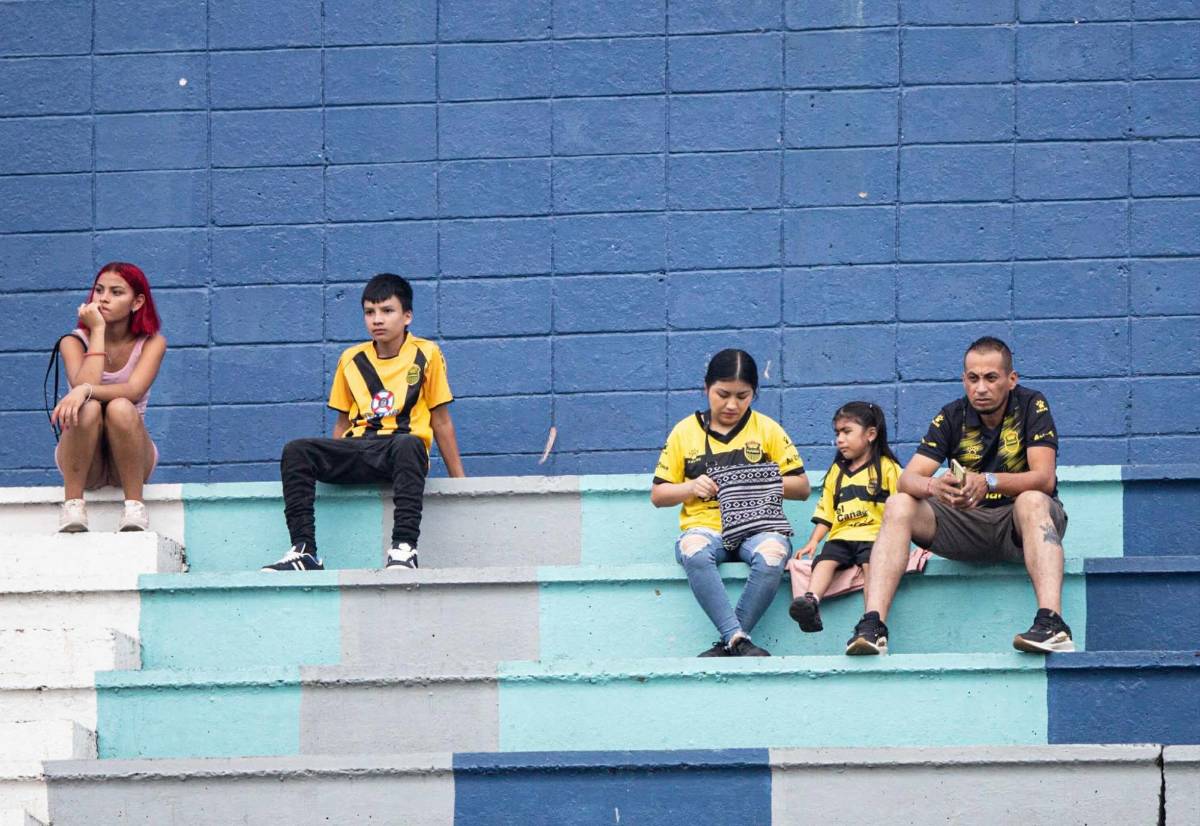 Lindas chicas y siguieron el ejemplo de los tiktokers: Así se vive la previa del Real España-Juticalpa