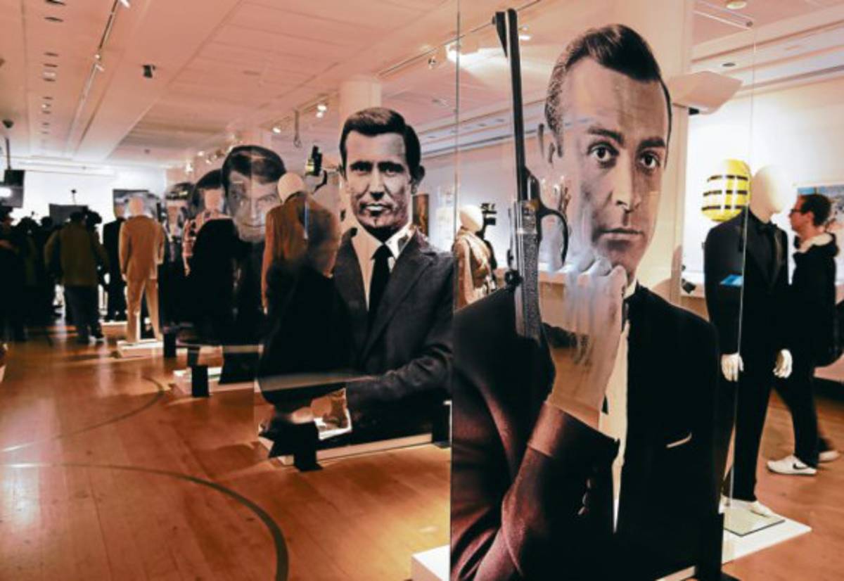 El apuesto agente secreto James Bond está en forma a sus 50 años