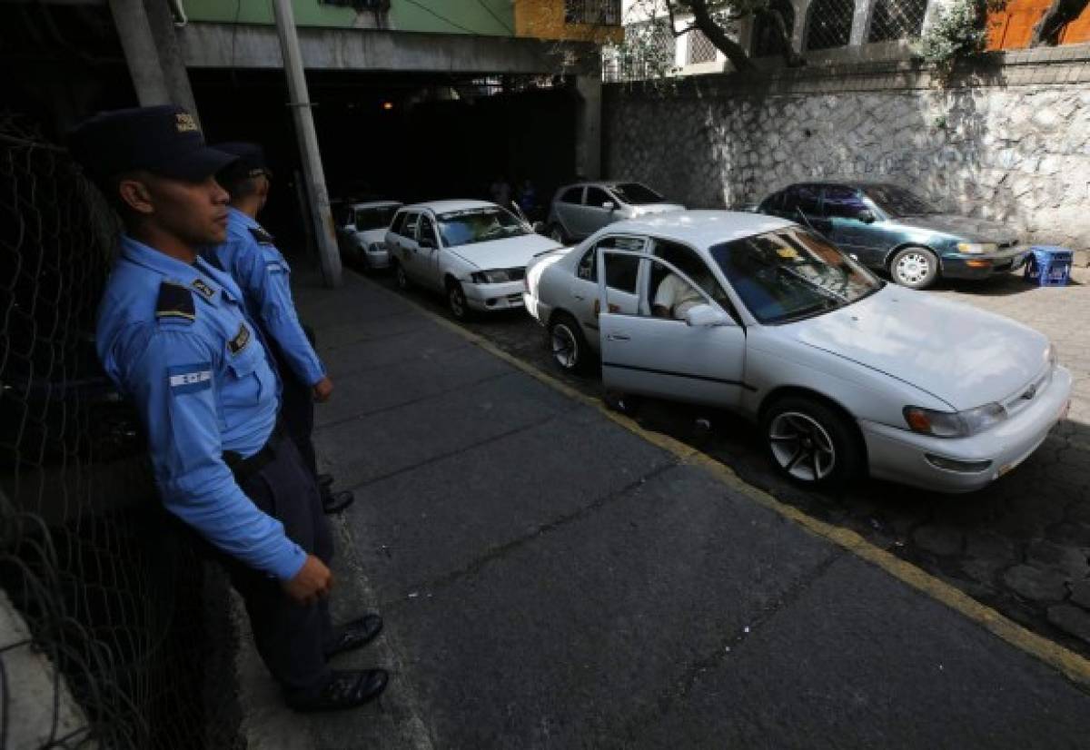 Dos agentes resguardan a taxistas del punto Los Dolores-Buenos Aires