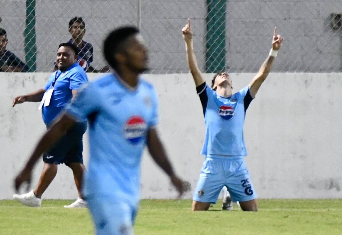 Fotos: Futbolista terminó jugando vendado, tristeza en el Génesis y las bellezas en el estadio