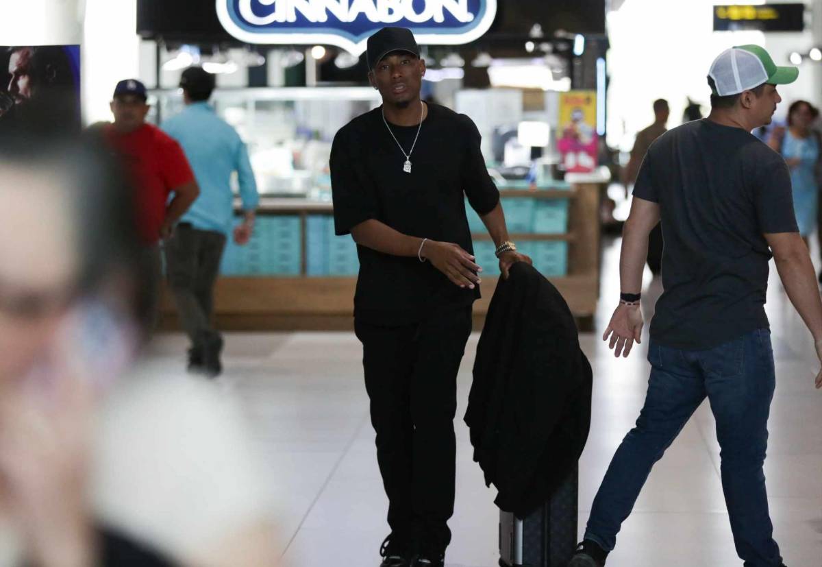 Jugador hondureño no regresa a su equipo, legionario la hace de periodista y los costosos bolsos