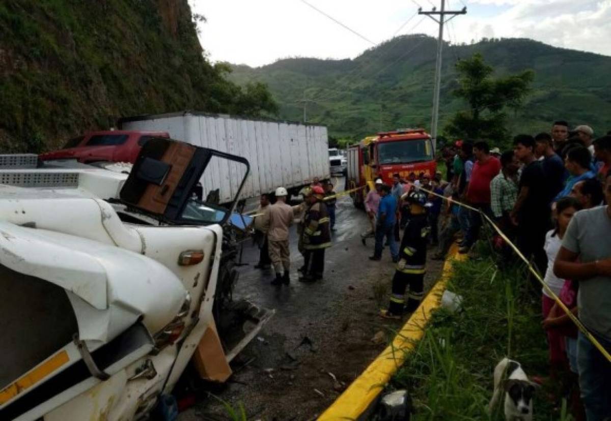 Conductor salvadoreño muere tras accidente de rastra en la carretera CA-4