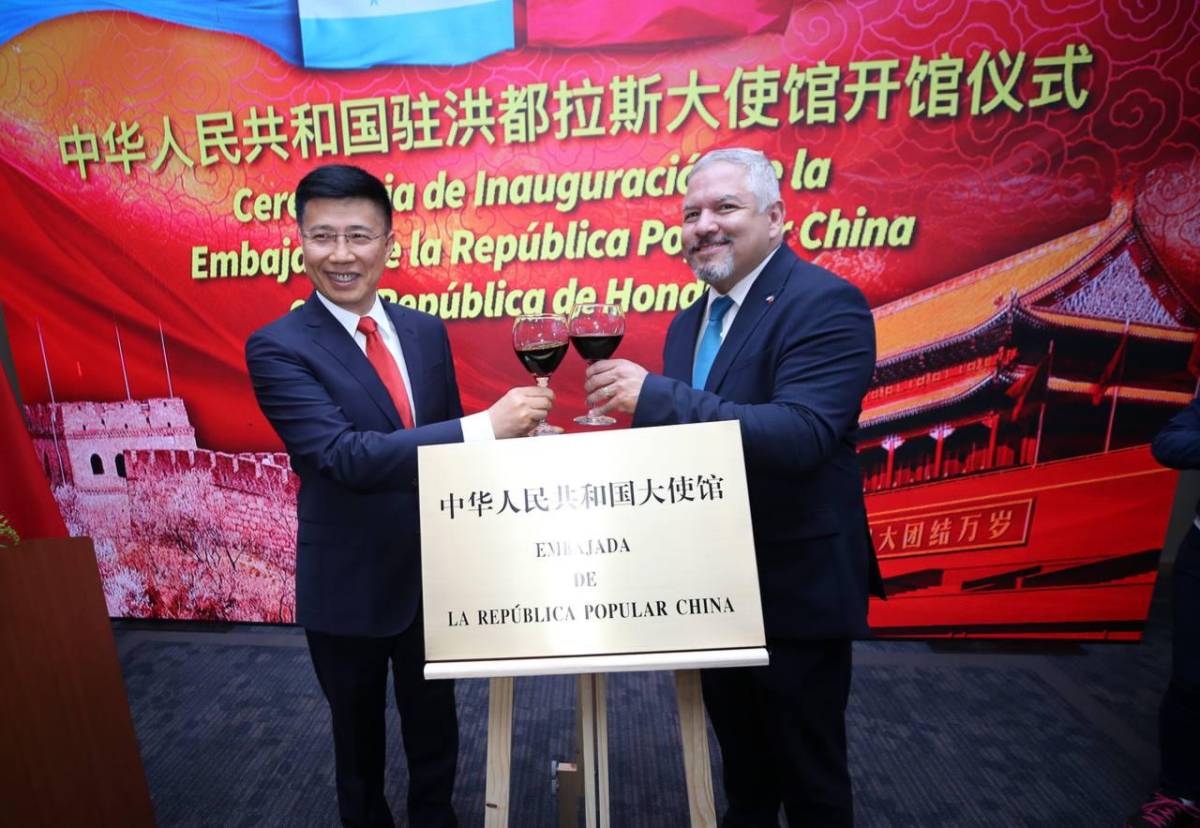 El encargado de negocios de la República Popular China, Yu Bo, y el canciller celebraron la apertura.