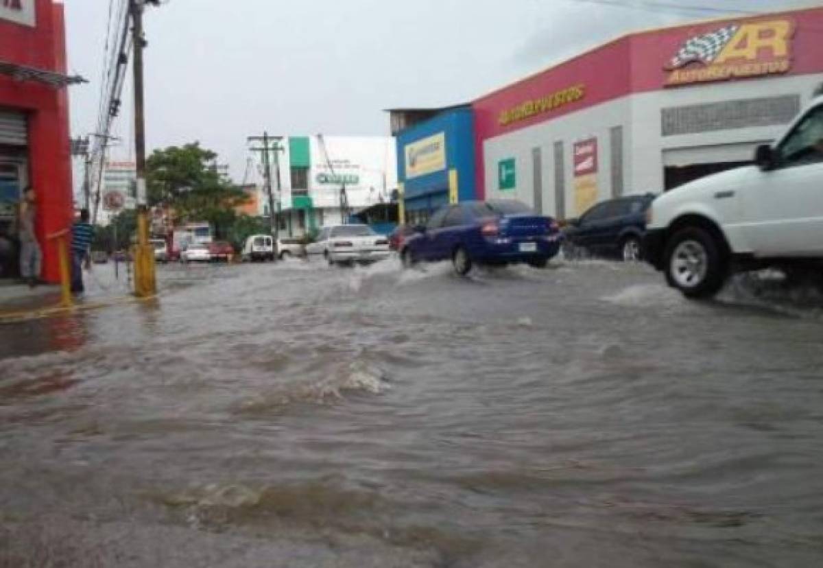 Lluvias dejan inundaciones y provocan caída de un enorme rótulo en San Pedro Sula