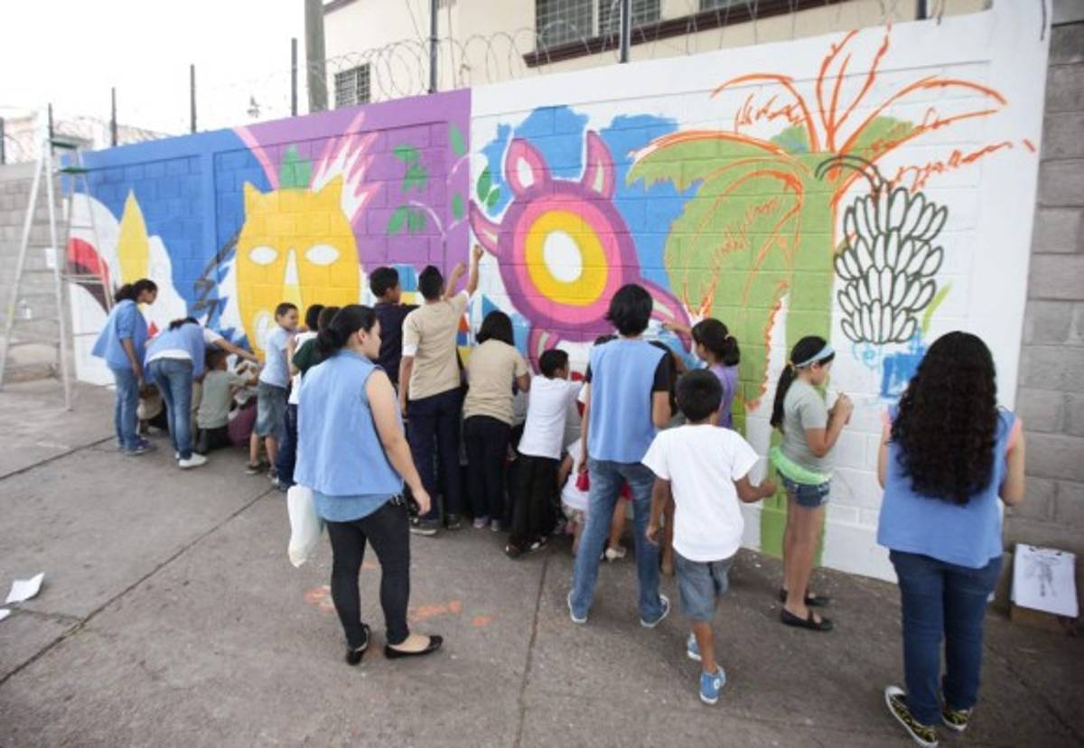 El grafitero Roger Roke hace mural en Honduras