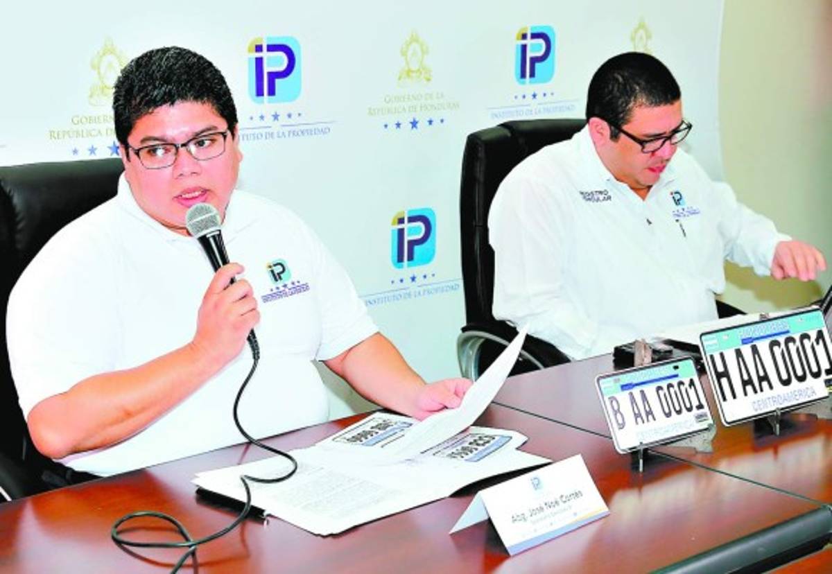 Genera controversia el cobro por cambio de placas vehiculares