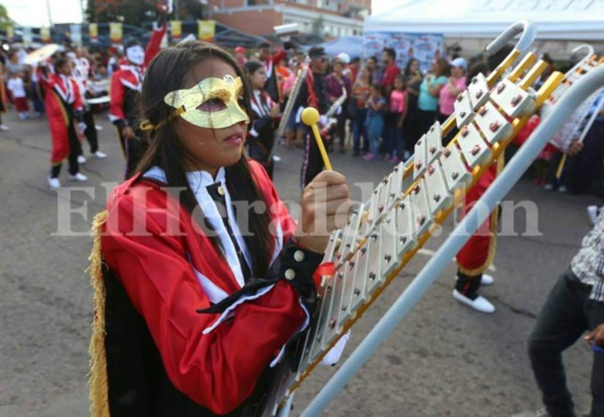 Tegucigalpa derrocha color y algarabía en el carnaval por su 438 aniversario