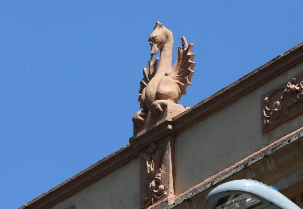 Las fachadas del centro histórico resaltan el antiguo arte escultórico