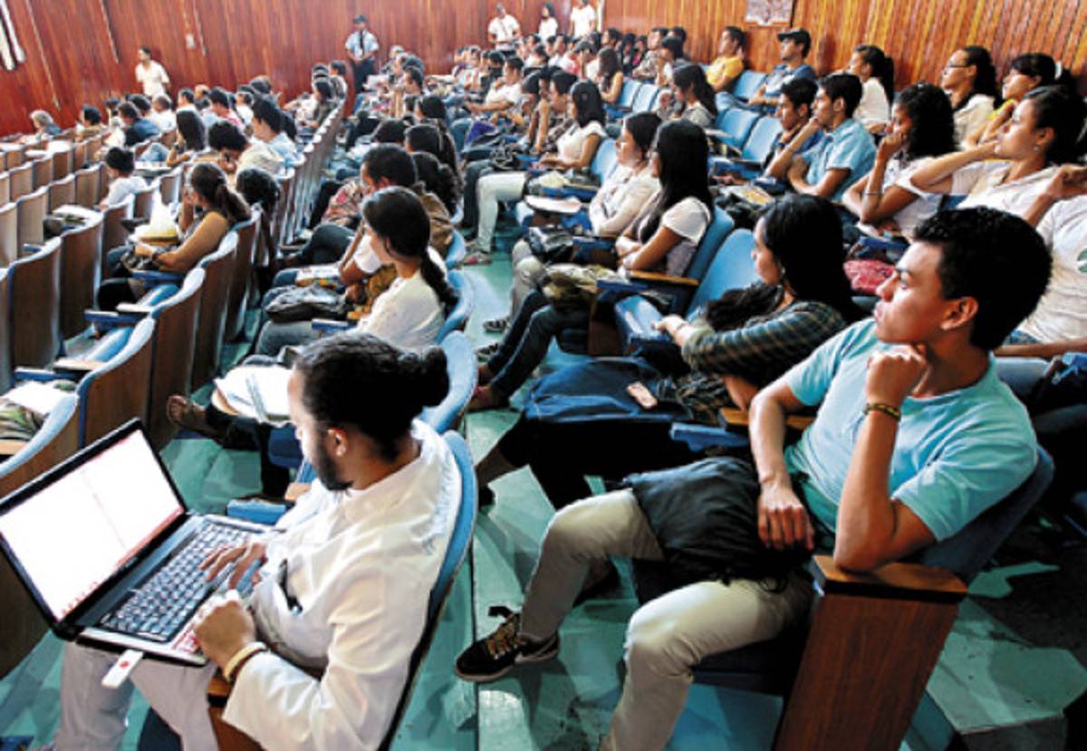 Unos 1,200 estudiantes quieren traslado