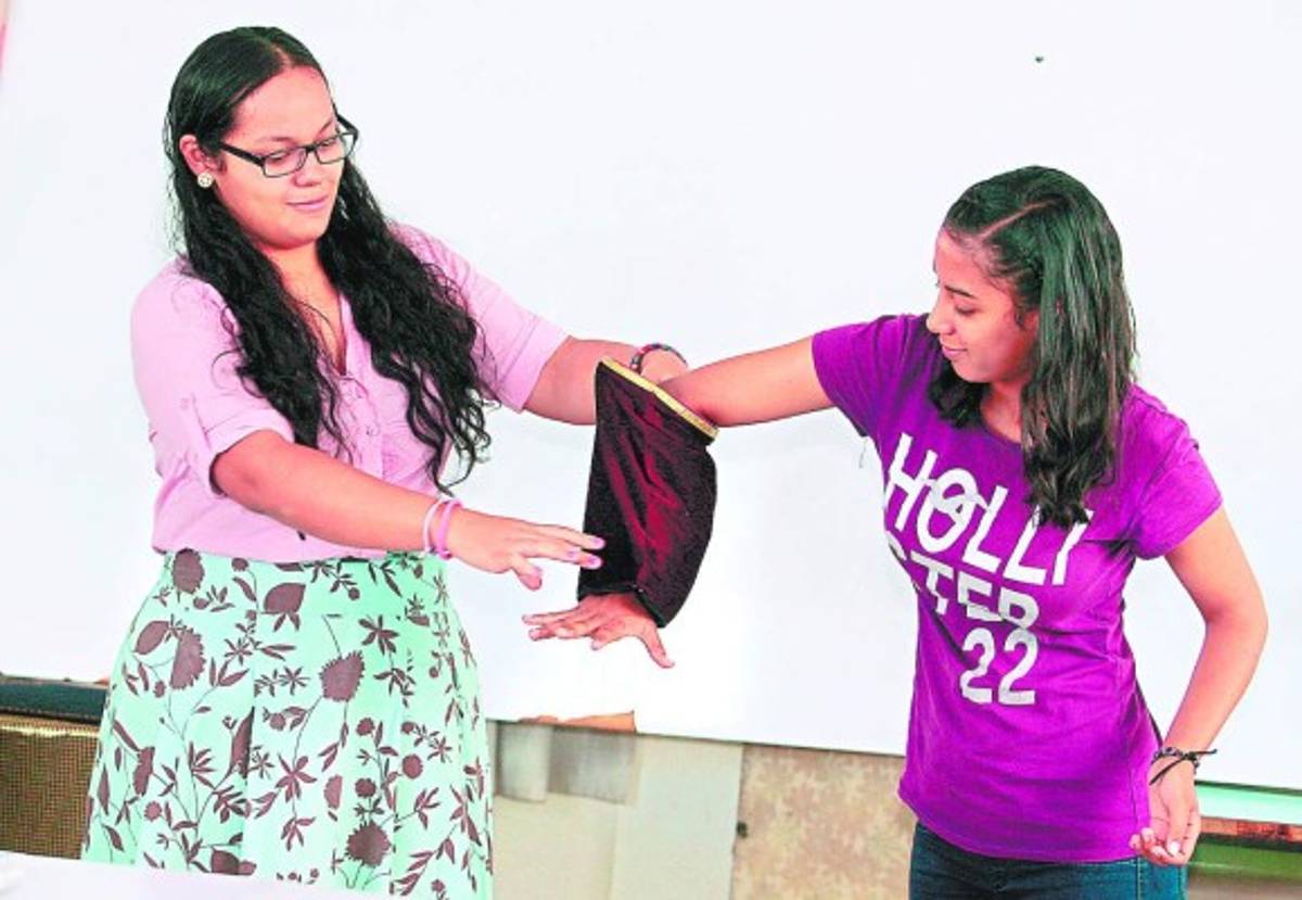 Jóvenes capitalinos aprenden magia para dibujar sonrisas