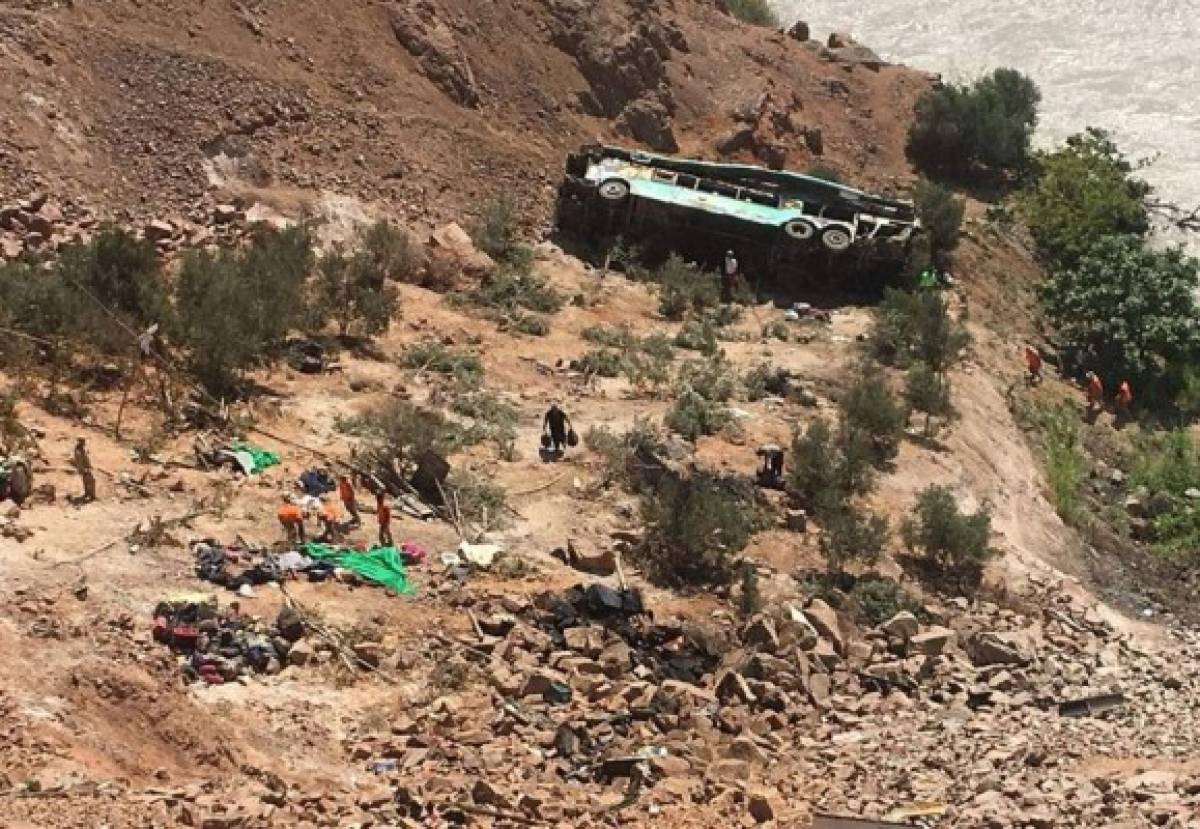 Al menos 36 muertos al caer autobús a un abismo en el sur de Perú