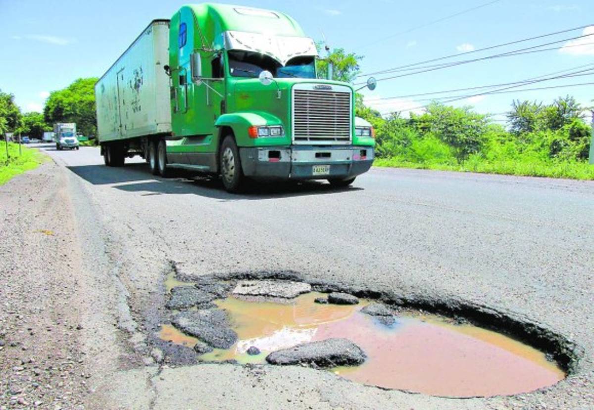 Lluvias agudizan mal estado de la carretera que conduce al sur