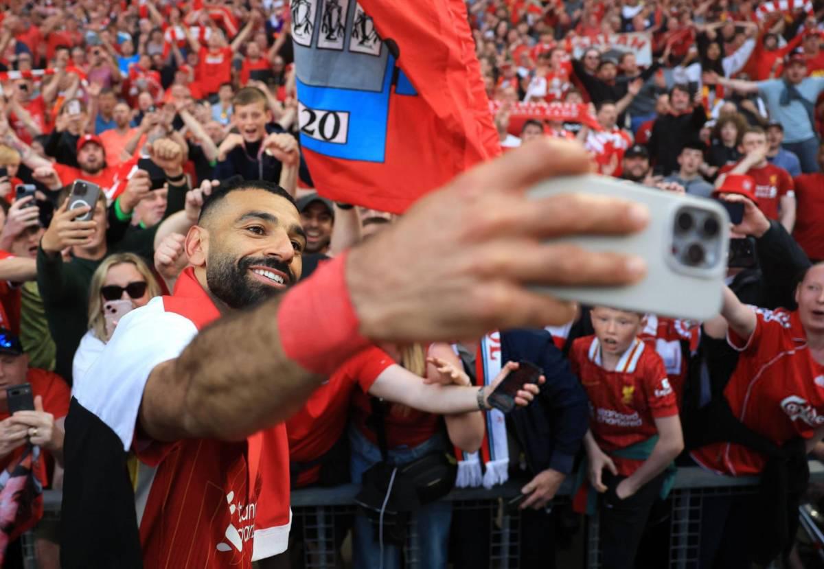 Festejo son copa: Así celebró Liverpool el coronarse campeón de Premier League