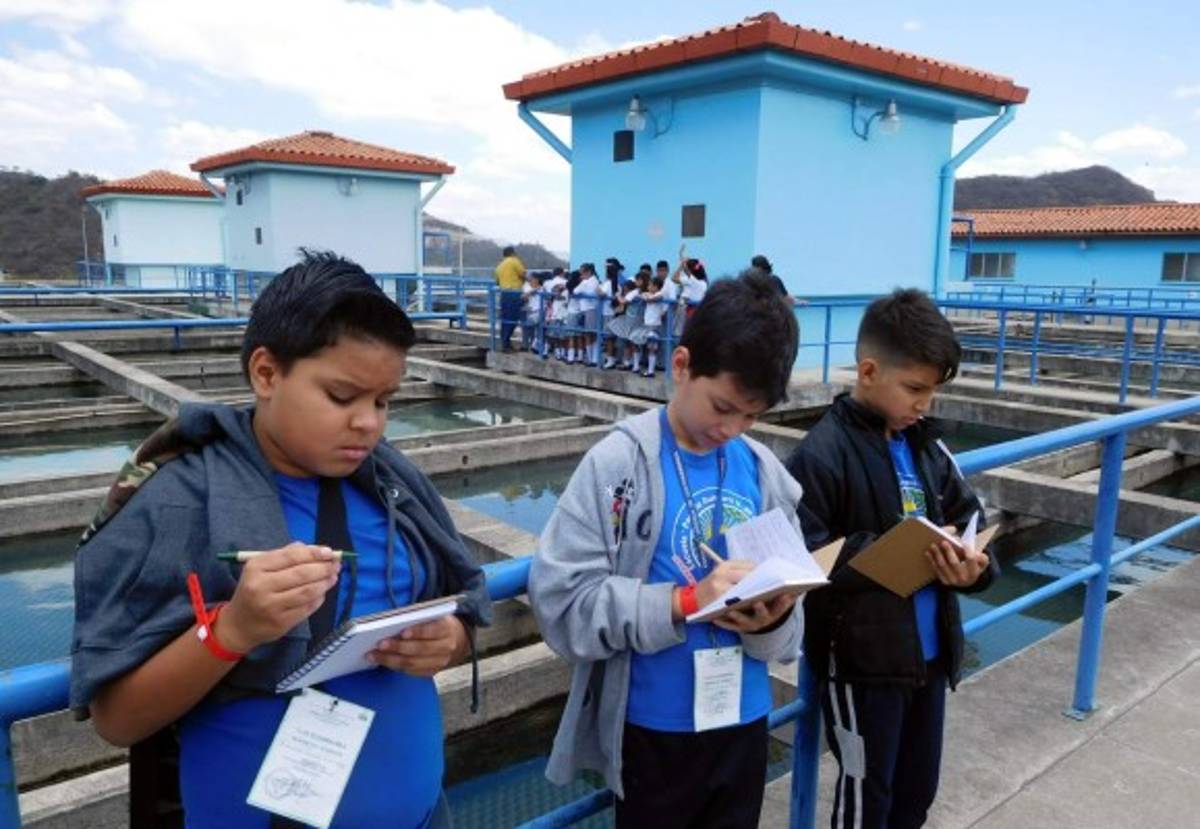 COACEHL lleva a niños ecologistas a conocer la represa La Concepción