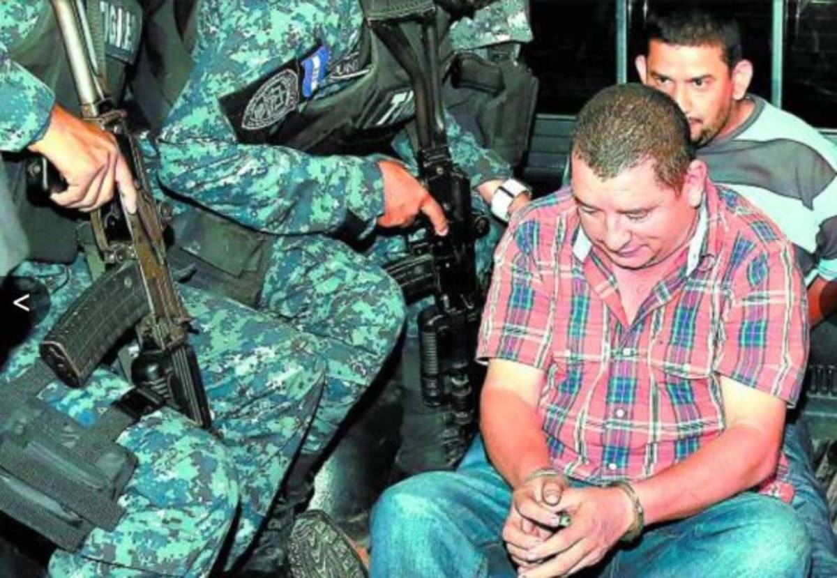 Los AA también le regalaron fincas de café a un policía