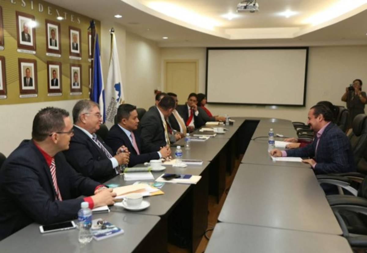 Unidad Fiscalizadora se reúne con miembros de la Maccih y el TSE