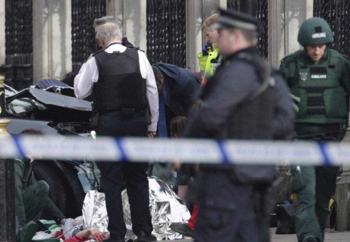 Hombre baleado por policías cerca de Parlamento británico