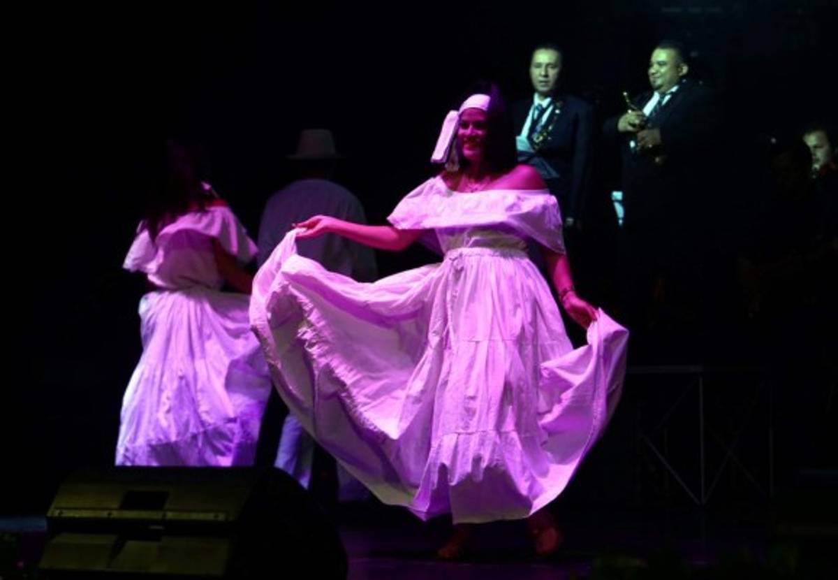 El debut de los artistas fue acompañado por grupos coreográficos y una orquesta musical.