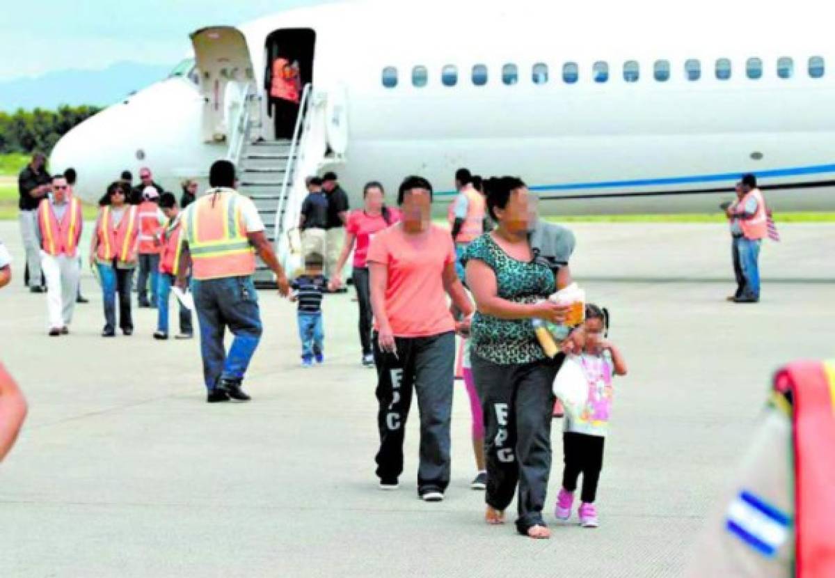 El viernes llegarán familias hondureñas deportadas de EEUU