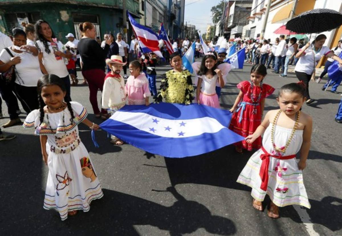 Estudiantes del Centro de Educación Prebásica Peniel llevaron la Bandera Nacional. Las pequeñas iban vestidas con trajes típicos. Sus trajes fueron decorados con dibujos y granos de maíz y frijol.