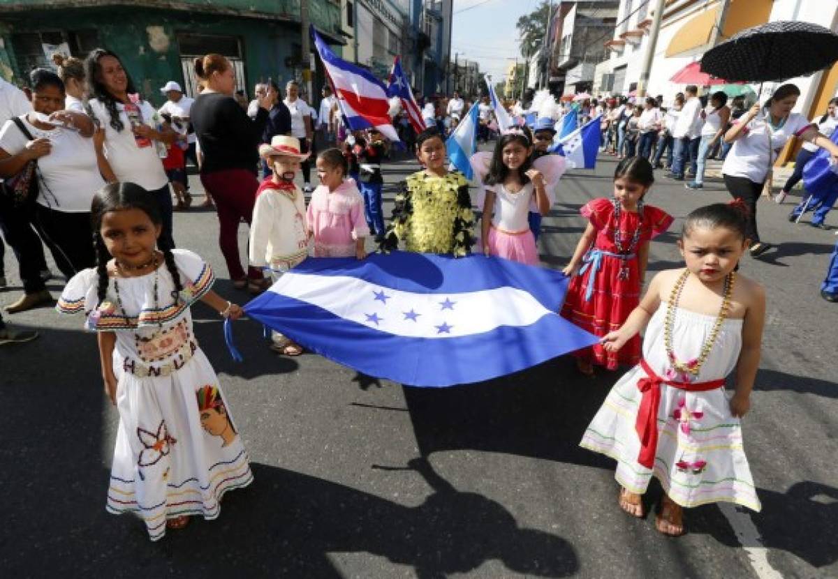 Estudiantes del Centro de Educación Prebásica Peniel llevaron la Bandera Nacional. Las pequeñas iban vestidas con trajes típicos. Sus trajes fueron decorados con dibujos y granos de maíz y frijol.
