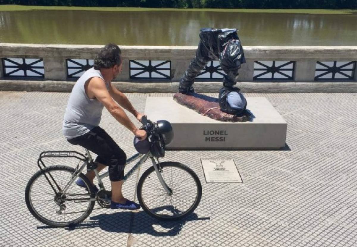 Destrozan escultura de Messi en paseo público de Buenos Aires