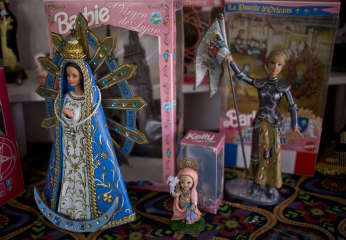 Barbies y Ken devenidos santos en una expo que irrita a fanáticos en Argentina