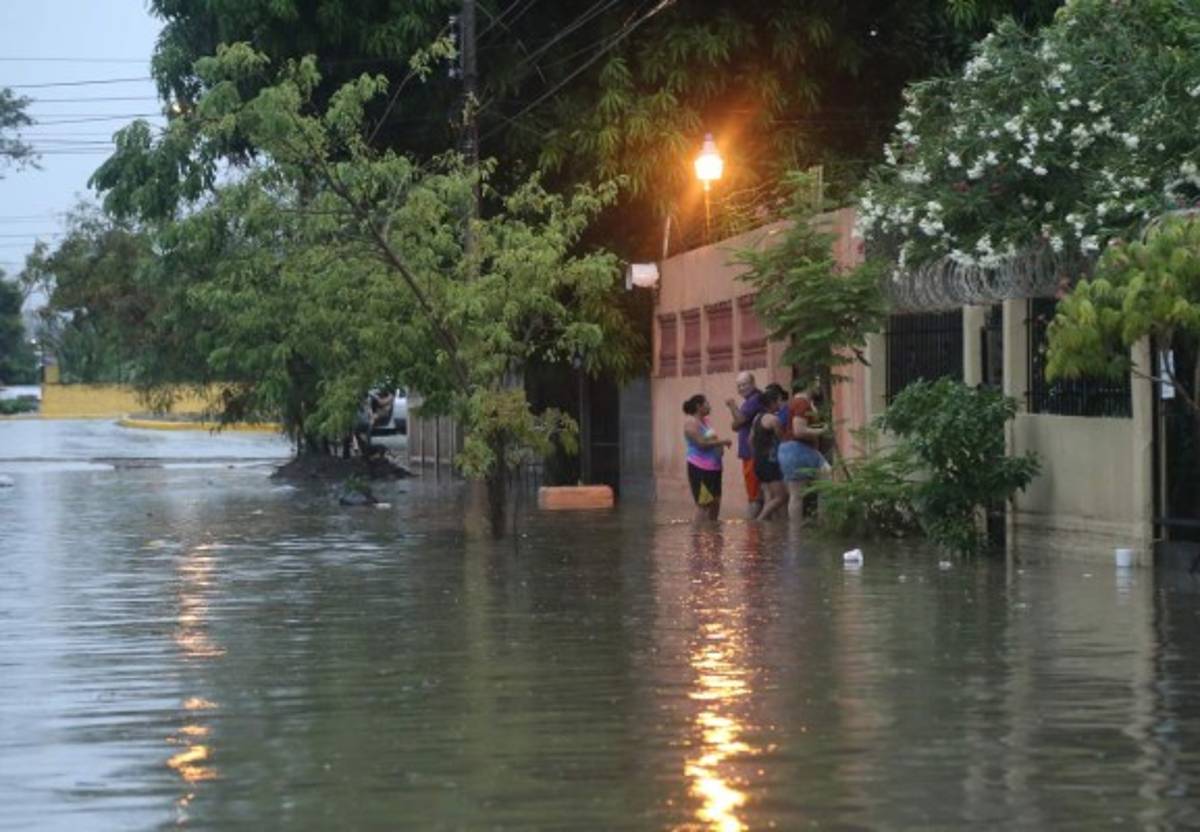 Fuertas lluvias dejan calles inundadas en el norte de Honduras