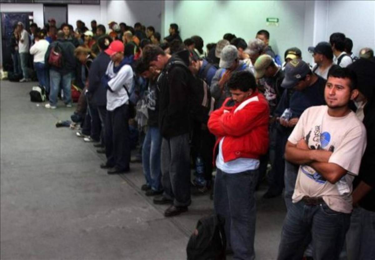 Gobierno salvadoreño asegura que detuvo deportación de 22 migrantes de EEUU