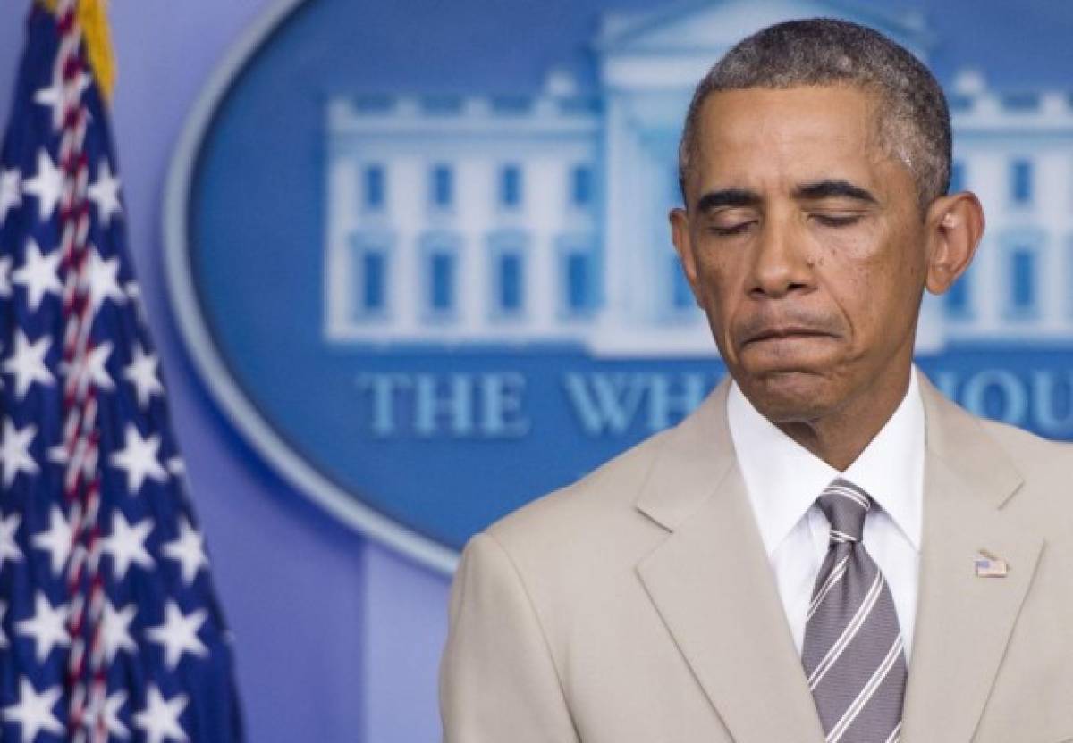 Ola de críticas a Obama por tono claro de chaqueta