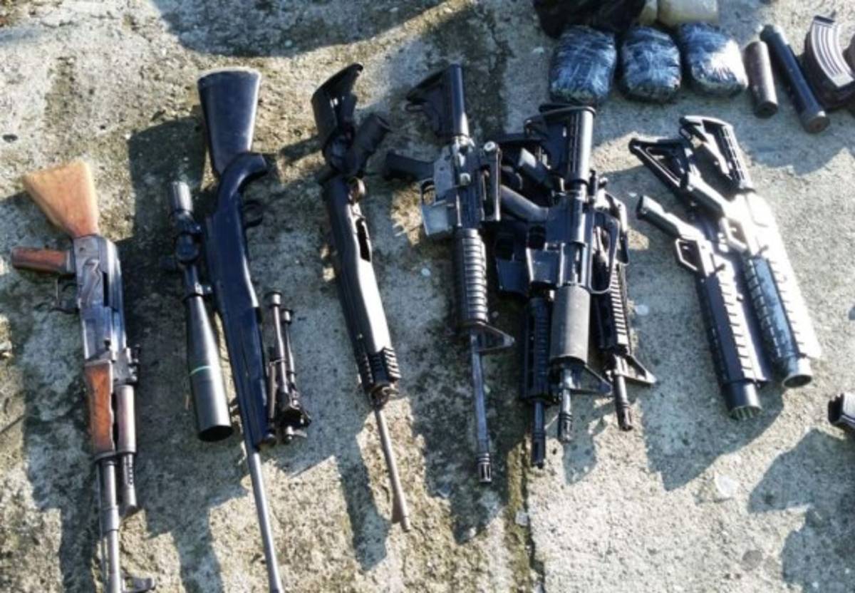 Este arsenal fue encontrado en una de las casas de la colonia Planeta de la Lima, Cortés.